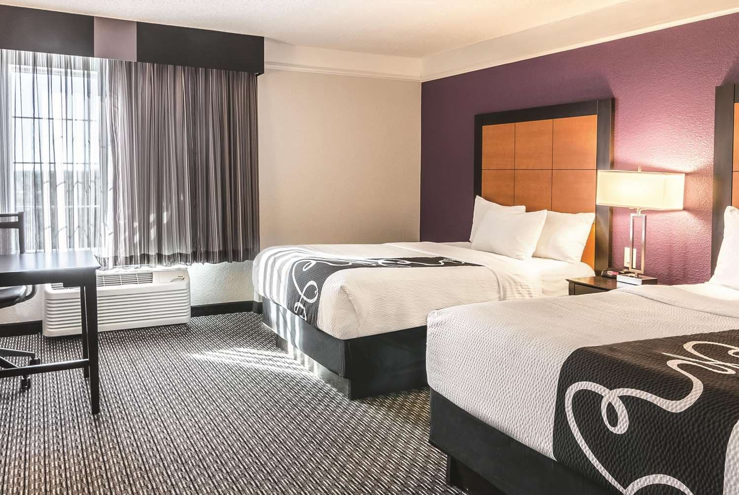 La Quinta Inn & Suites by Wyndham Orlando Airport