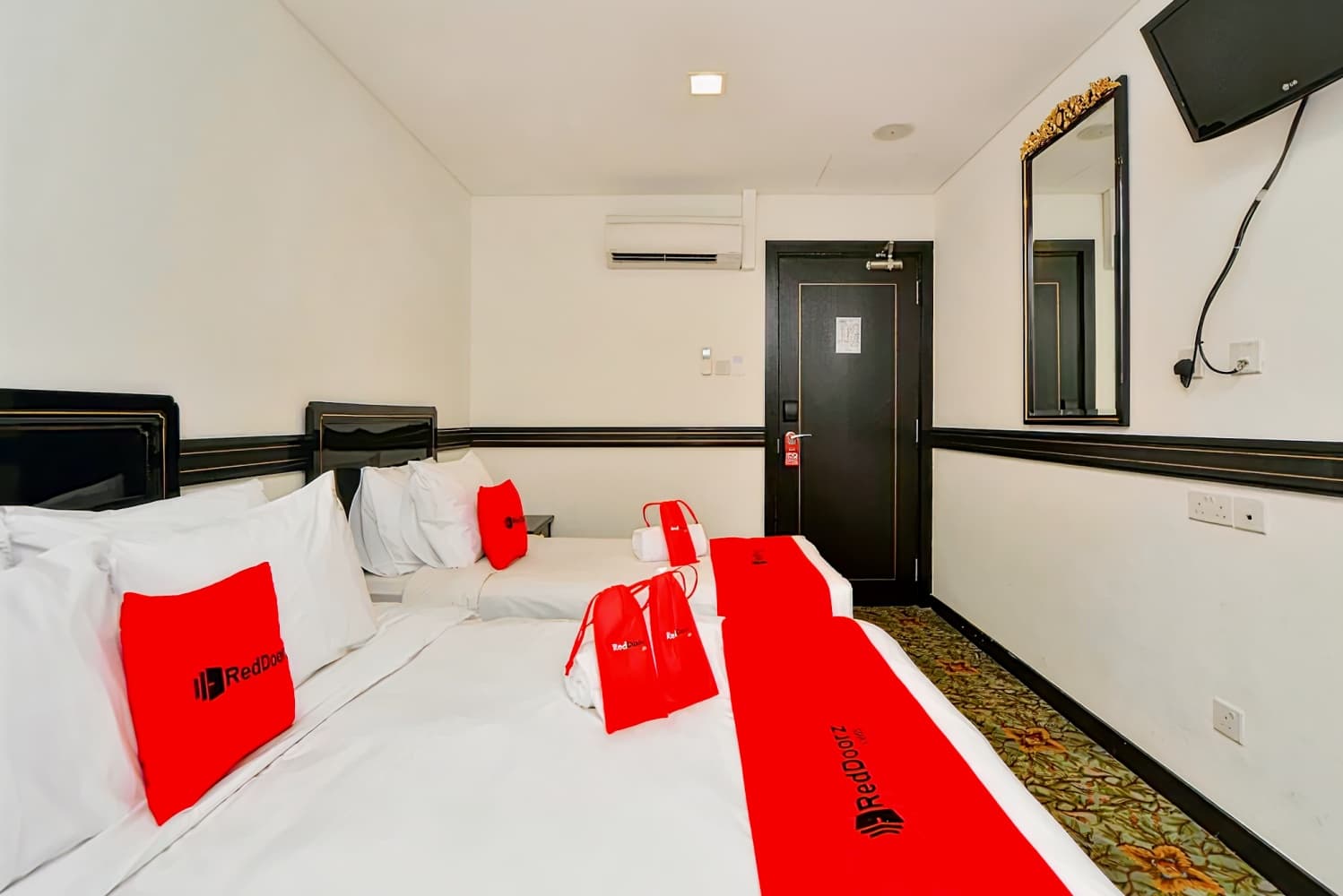 RedDoorz near Marine Parade Central