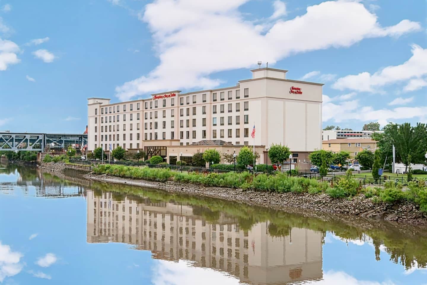Hampton Inn & Suites Newark-Harrison