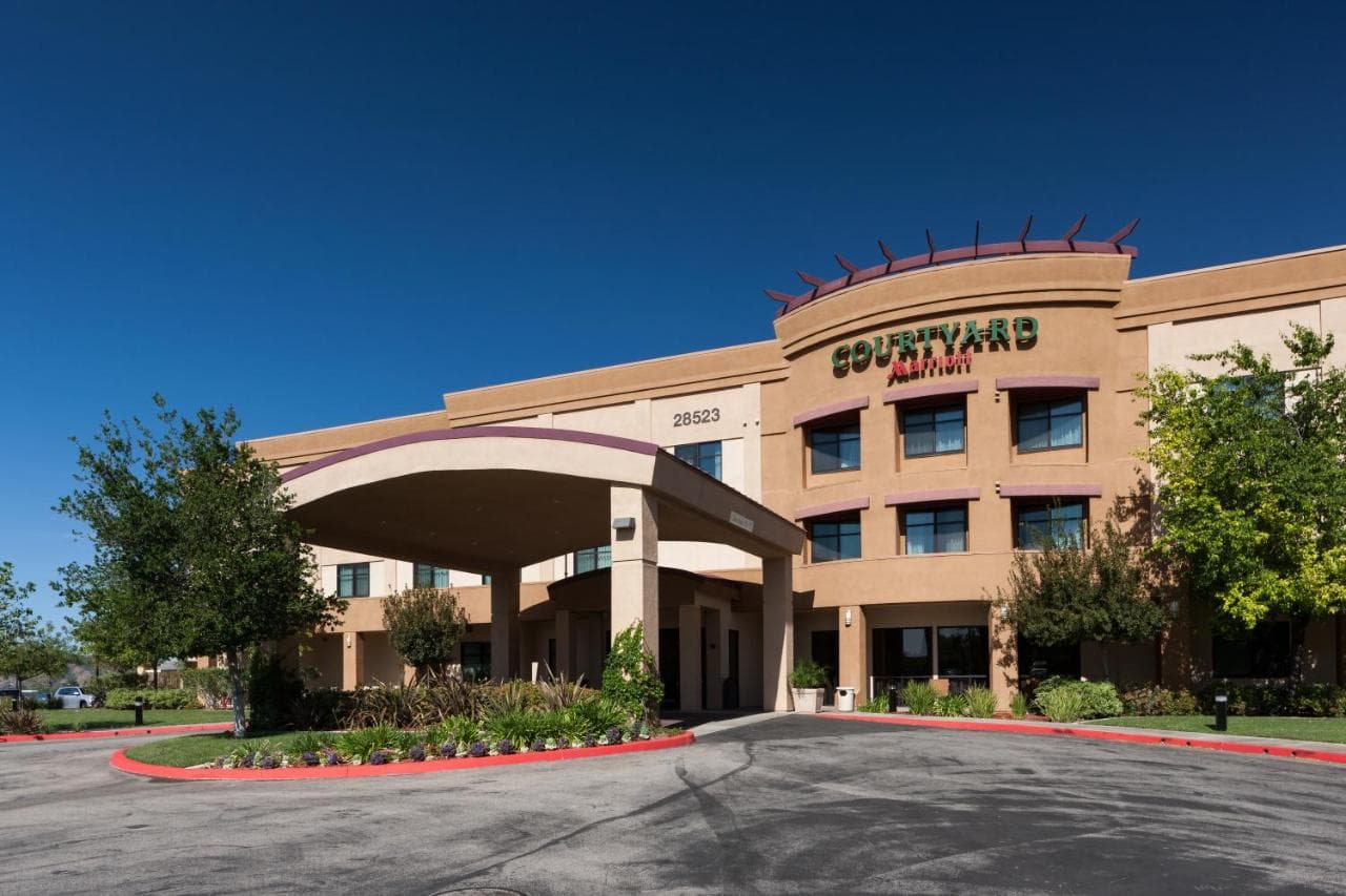 Courtyard Santa Clarita Valencia