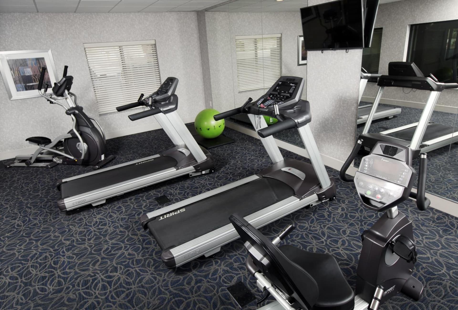 Holiday Inn Express & Suites Omaha South Ralston Arena