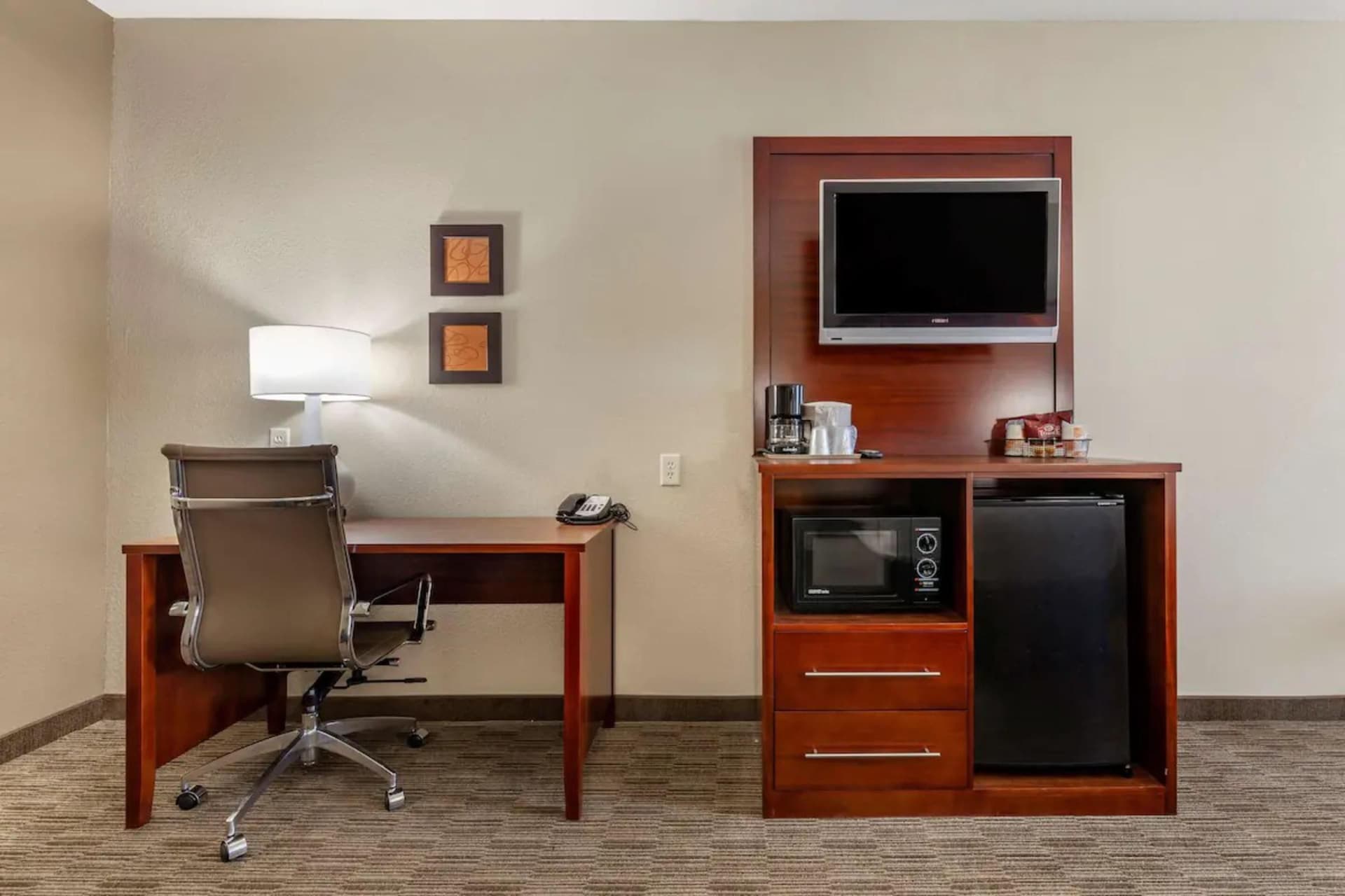 Holiday Inn Express & Suites Milwaukee NW – Park Place, an IHG Hotel
