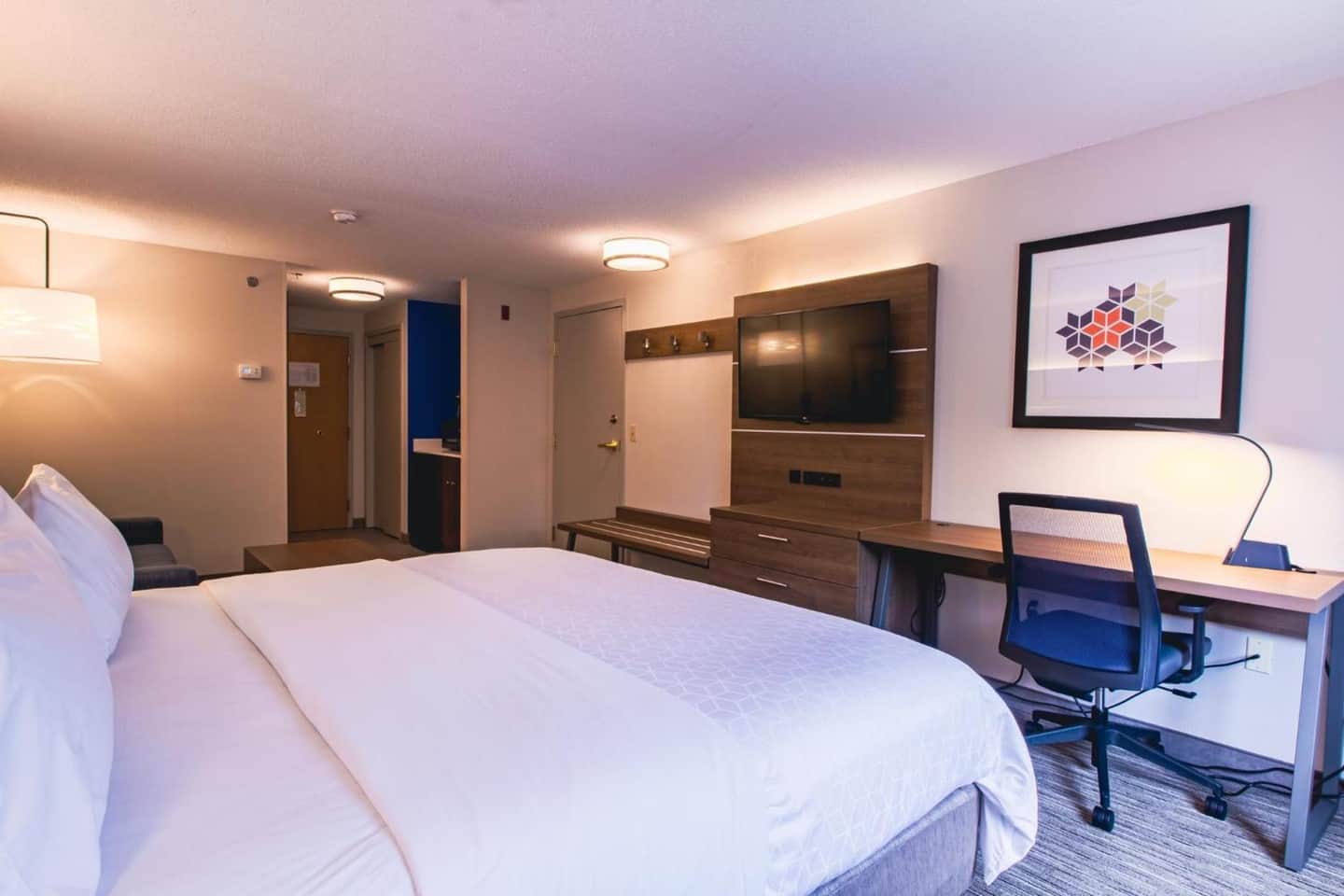 Holiday Inn Express & Suites - Lincoln East - White Mountains, an IHG Hotel