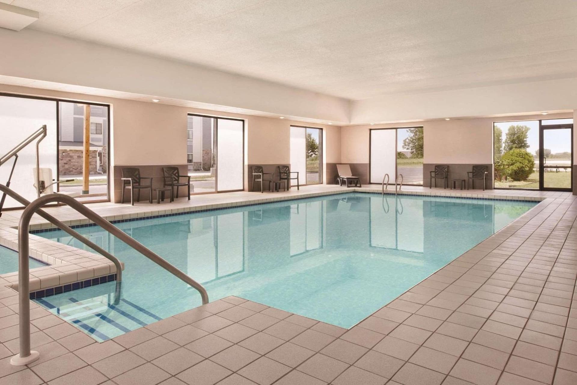 Country Inn & Suites by Radisson, Mt Pleasant-Racine West, WI