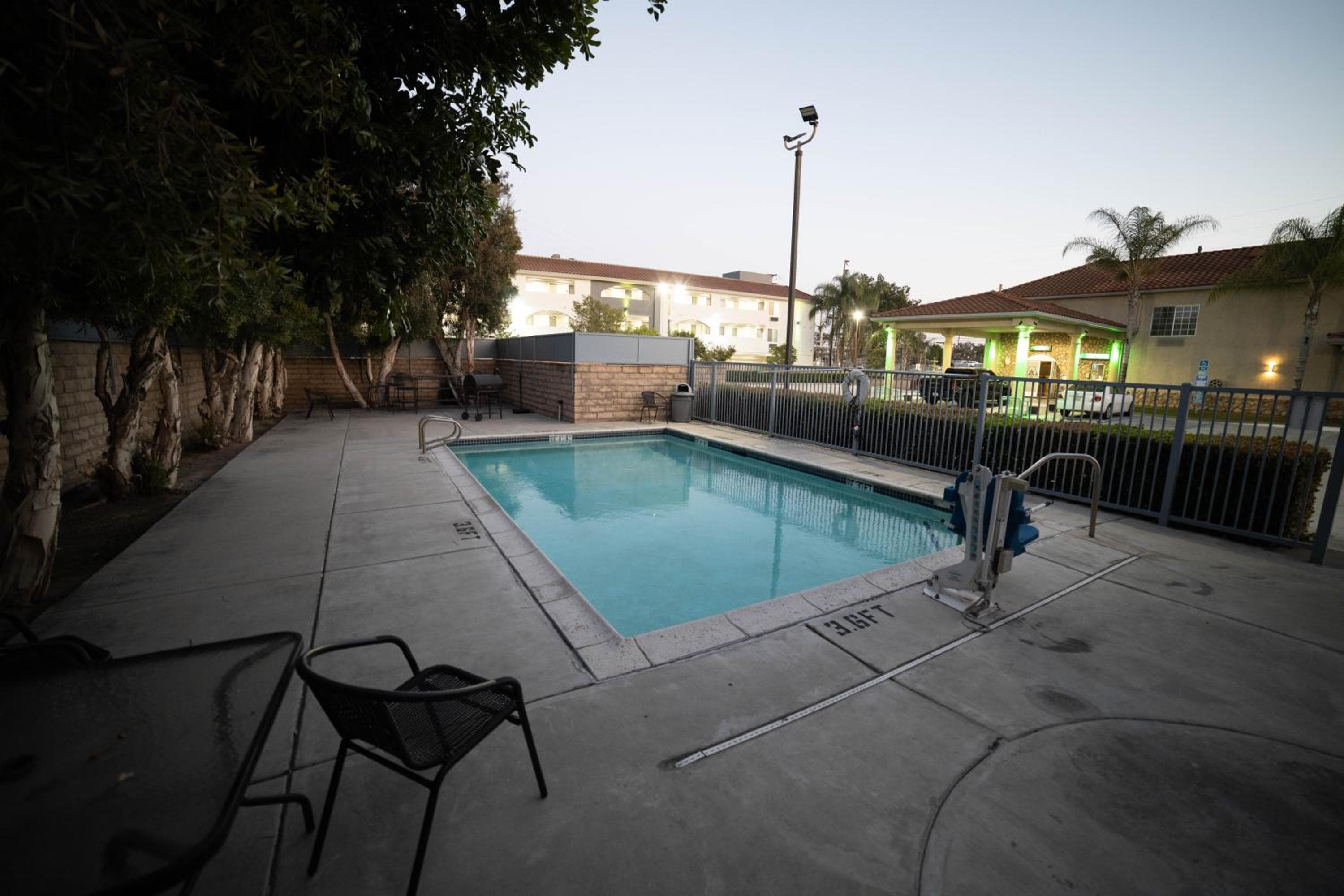 Mid City Inn & Suites Pico Rivera
