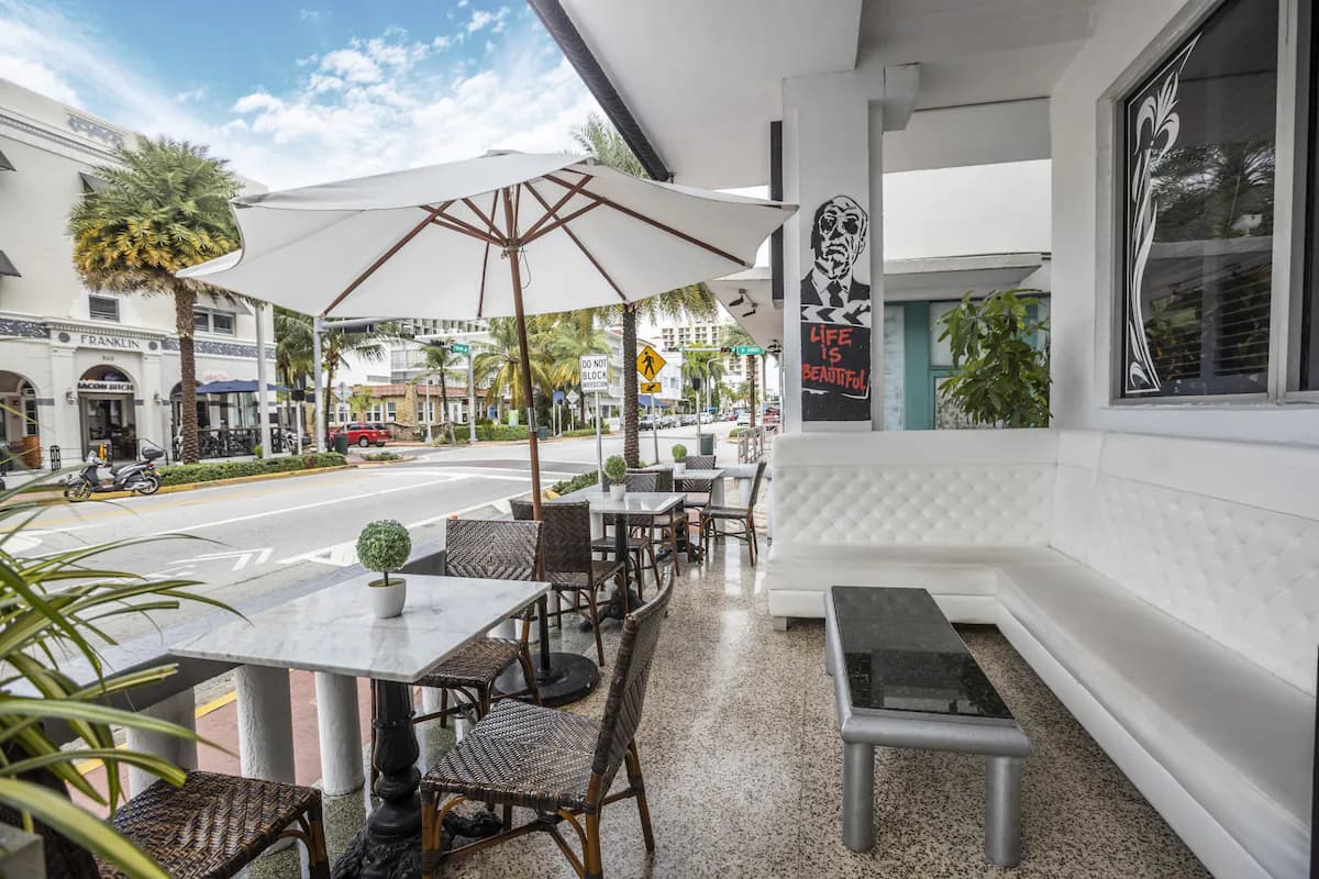 Chesterfield Hotel & Suites