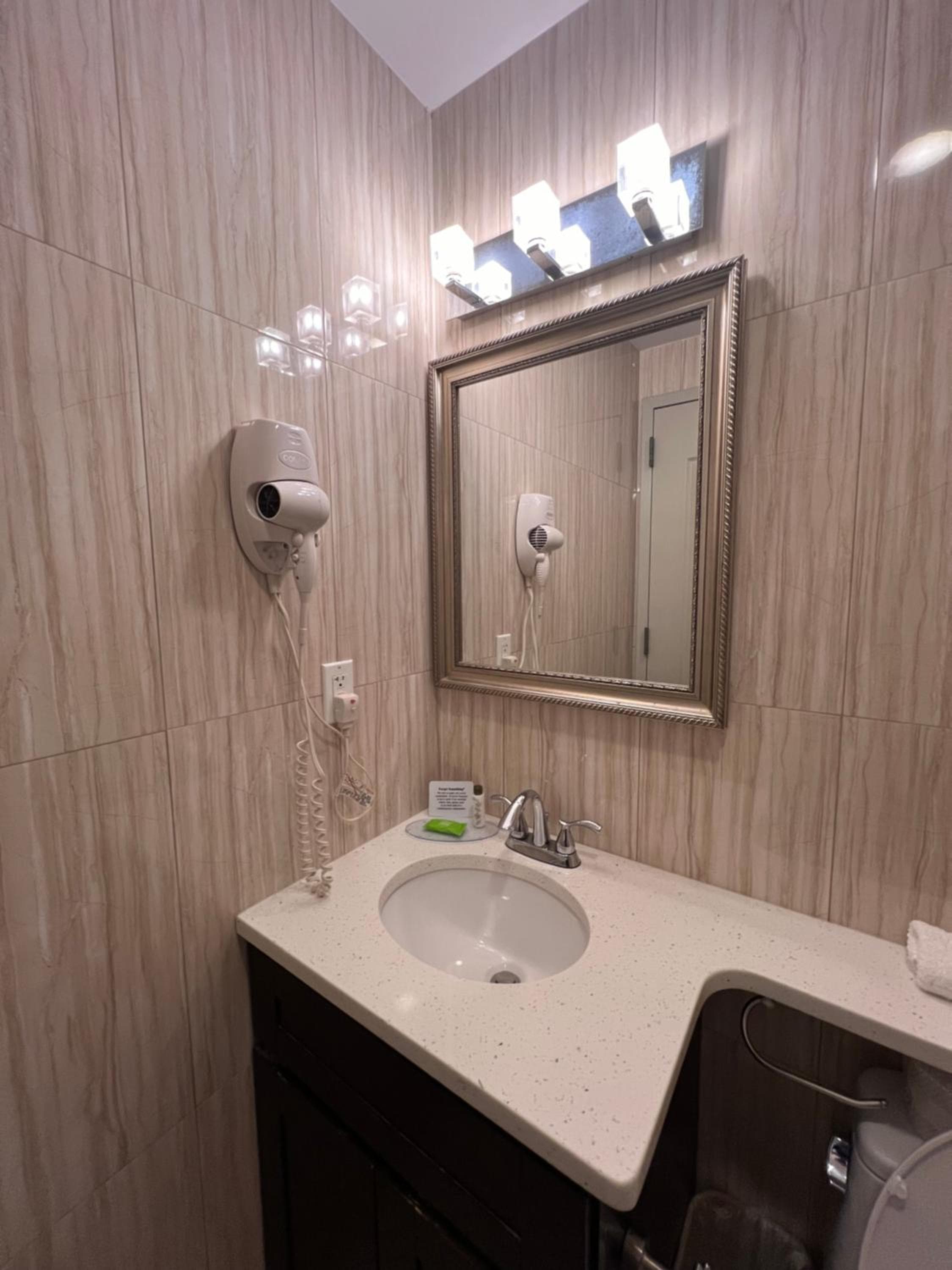 Grandview Hotel Near LGA Airport