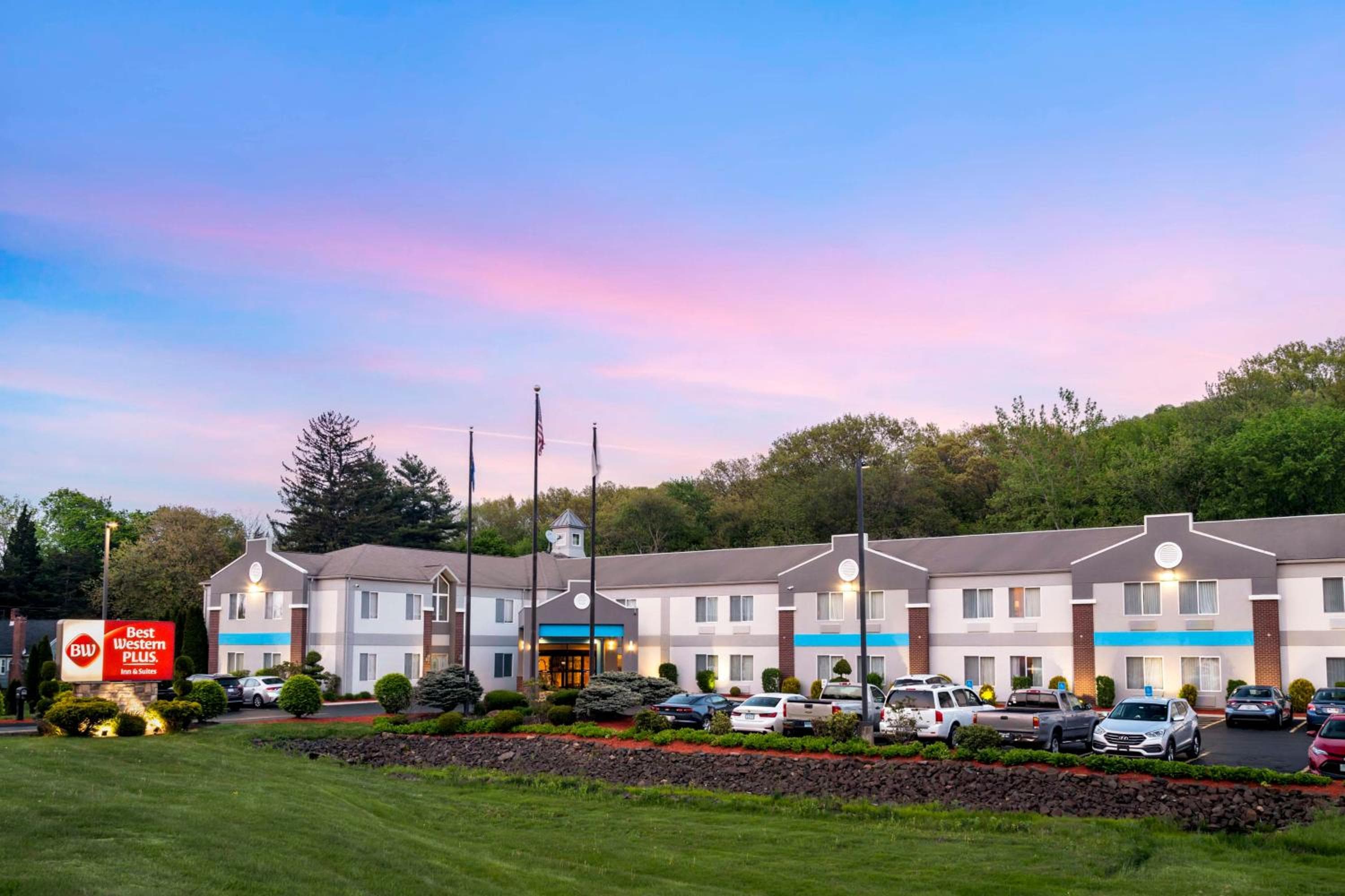 Best Western PLUS NEW ENGLAND INN & SUITES