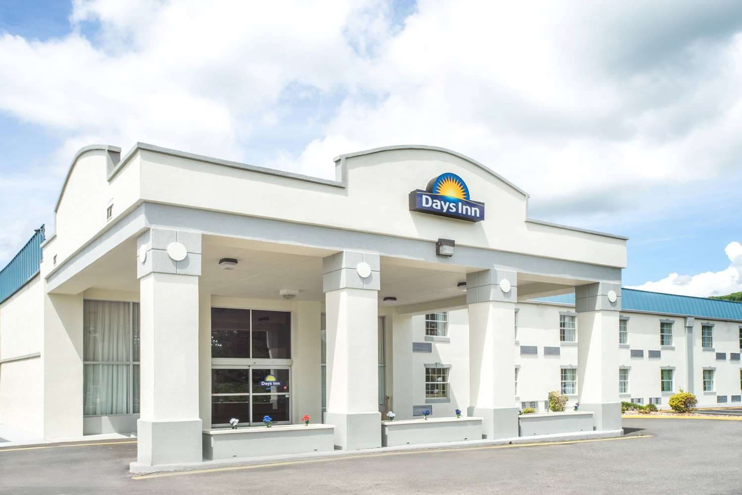 Days Inn by Wyndham Roanoke Hollins Near I-81