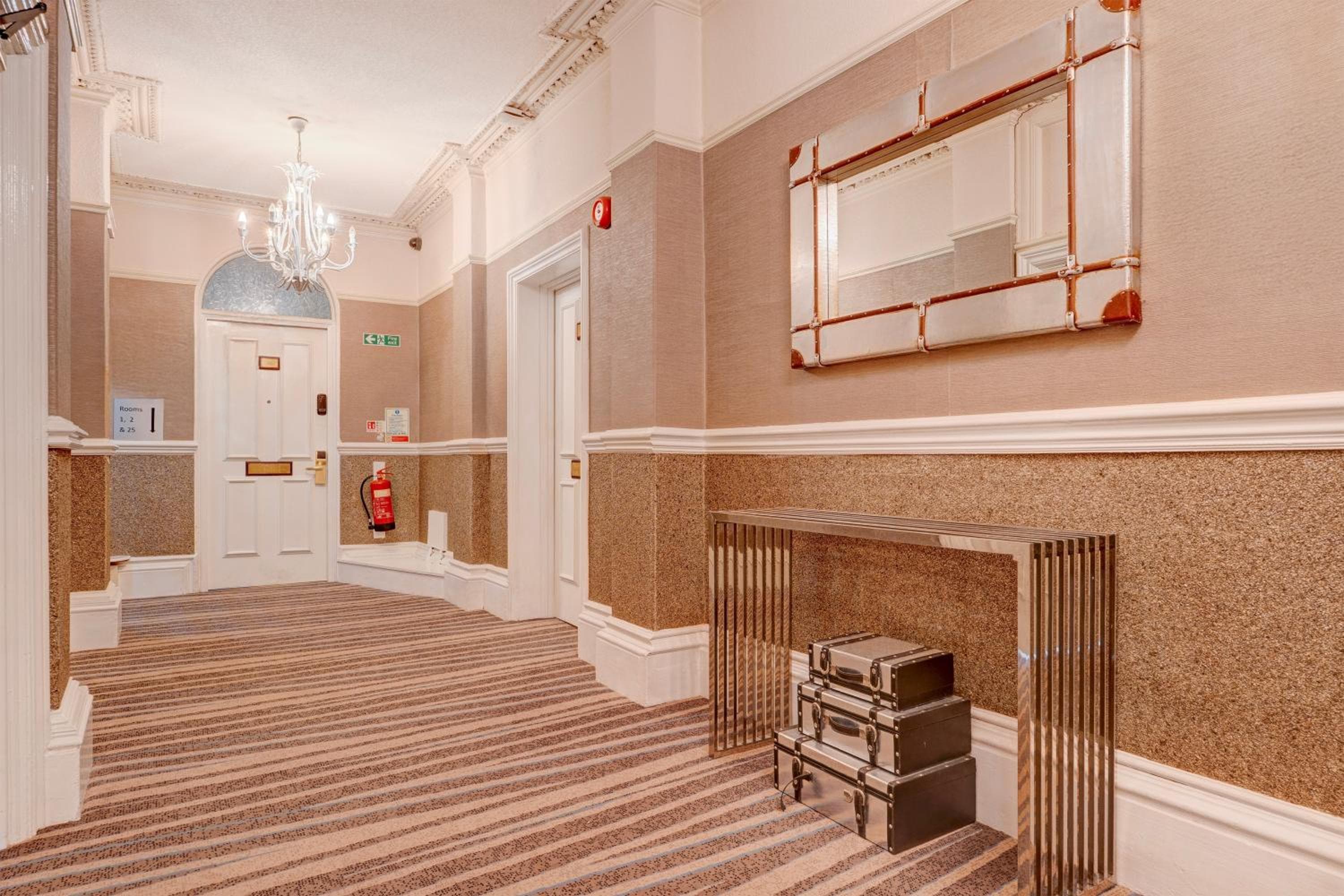 Liverpool Aigburth Sefton Park Hotel By Belvilla