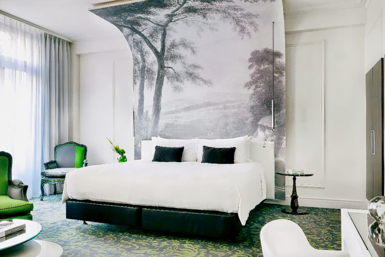 Renaissance Paris Nobel Tour Eiffel