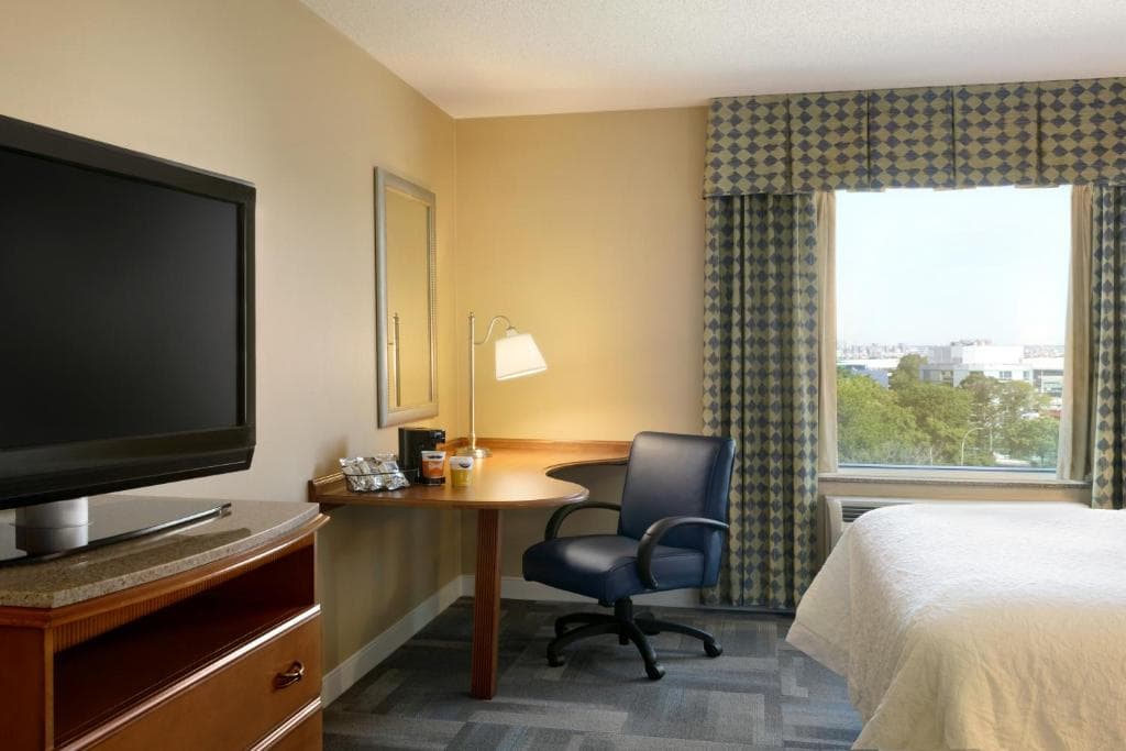 Hampton Inn New York - LaGuardia Airport