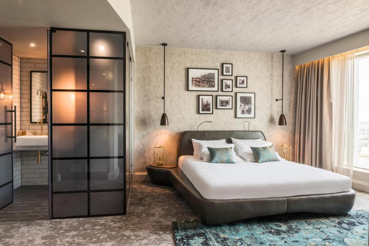 Hotels room between 9 and 5