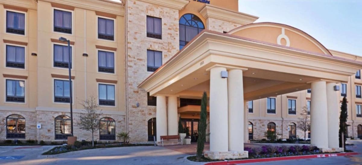 Dfw Inns Book a Day Pass for a Hotel or Resort in Dallas | Pool & Spa Access